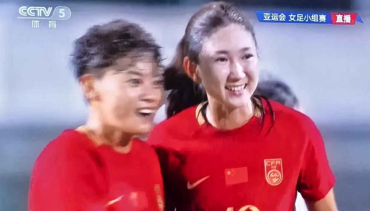 王霜开心了！连入两球！中国女足5：1中国香港！下半场，换上王妍雯和张琳艳后！搭