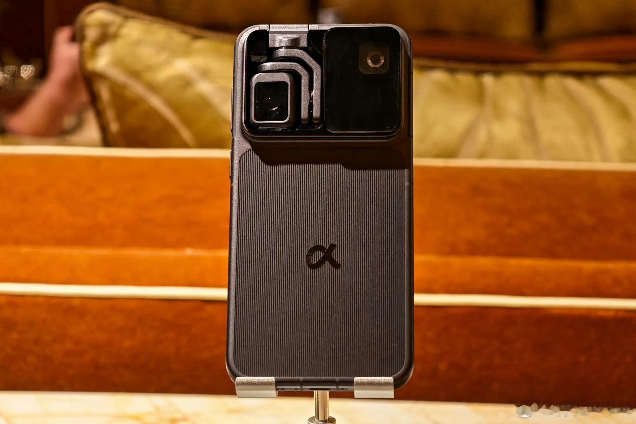 荣耀RobotPhone，阿尔法α的大logo改回了HONOR标，新增了银白色