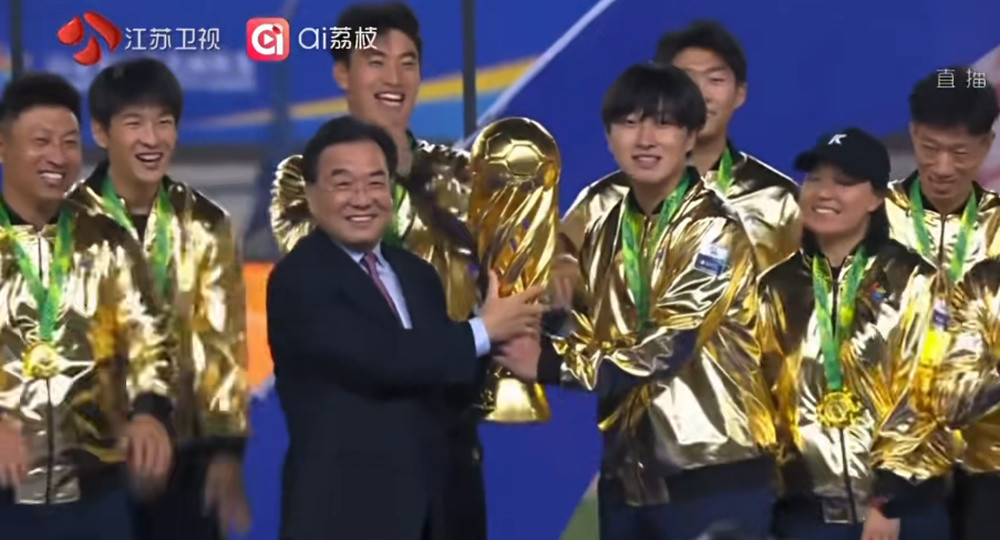 江苏省委书记、省长, 分别为“苏超”冠亚军颁奖