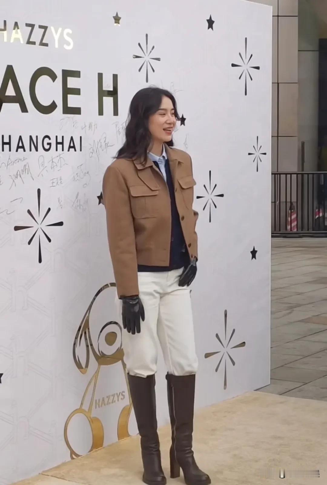 宋佳的五官并不是最美的，但是她这松弛感十足的状态，真的让人好喜欢。她现身上海出