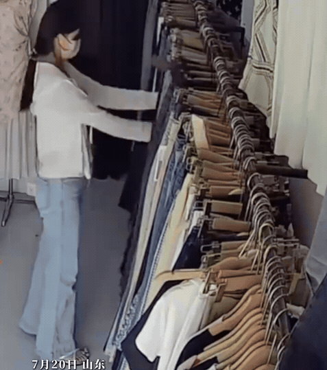 万万想不到。山东一家服装店里，女顾客挑好衣服进了试衣间，十多分钟后出来，衣服