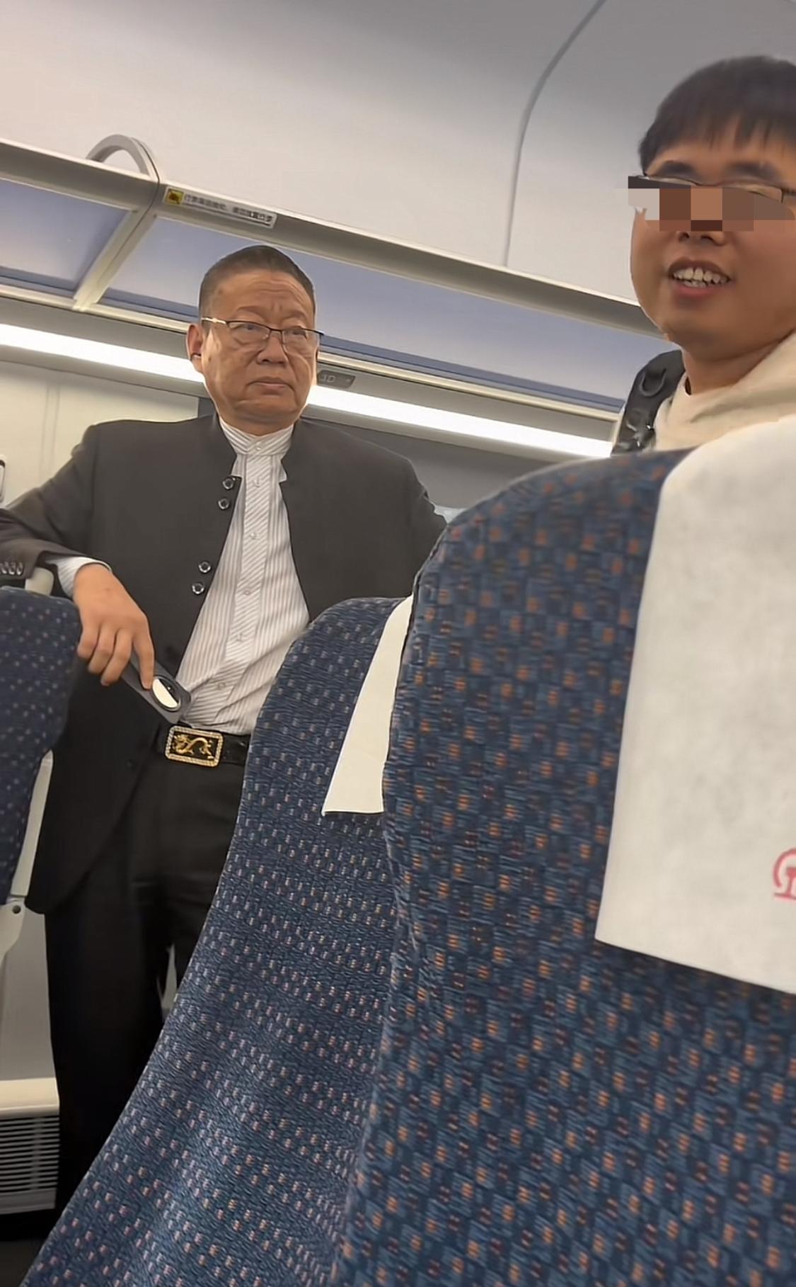 C792次动车，发车没多久车厢中段就响起一阵婴儿的哭声，宝妈连忙带着孩子去车厢连