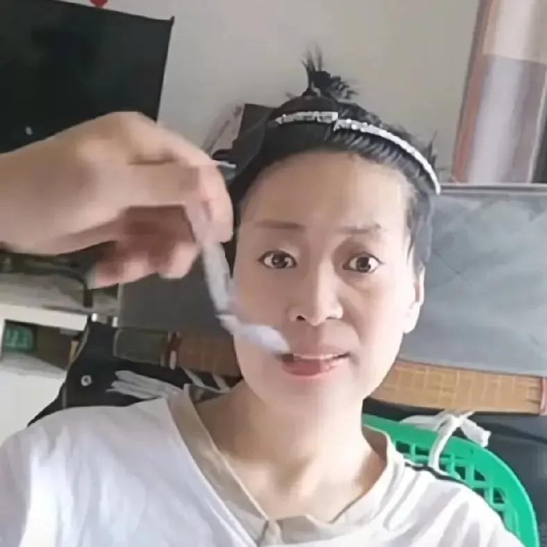 湖南渐冻症患者李小中指控男护工多次猥亵的事件，让我看到了比疾病更刺骨的恶意。