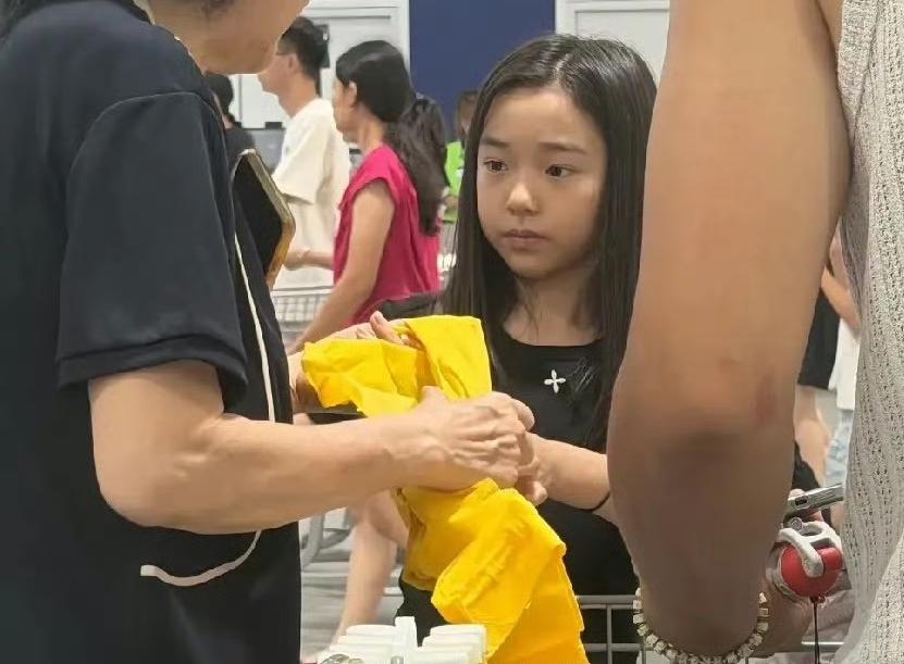 董璇女儿让我们看到，父母离婚，孩子也可以拥有幸福8月3日晚上，网友偶遇拍到
