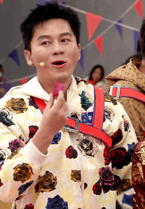 李晨赵四看着像差辈了赵四在活动上摇李晨到现场，两人玩游戏拼尽全力，配合超默契。