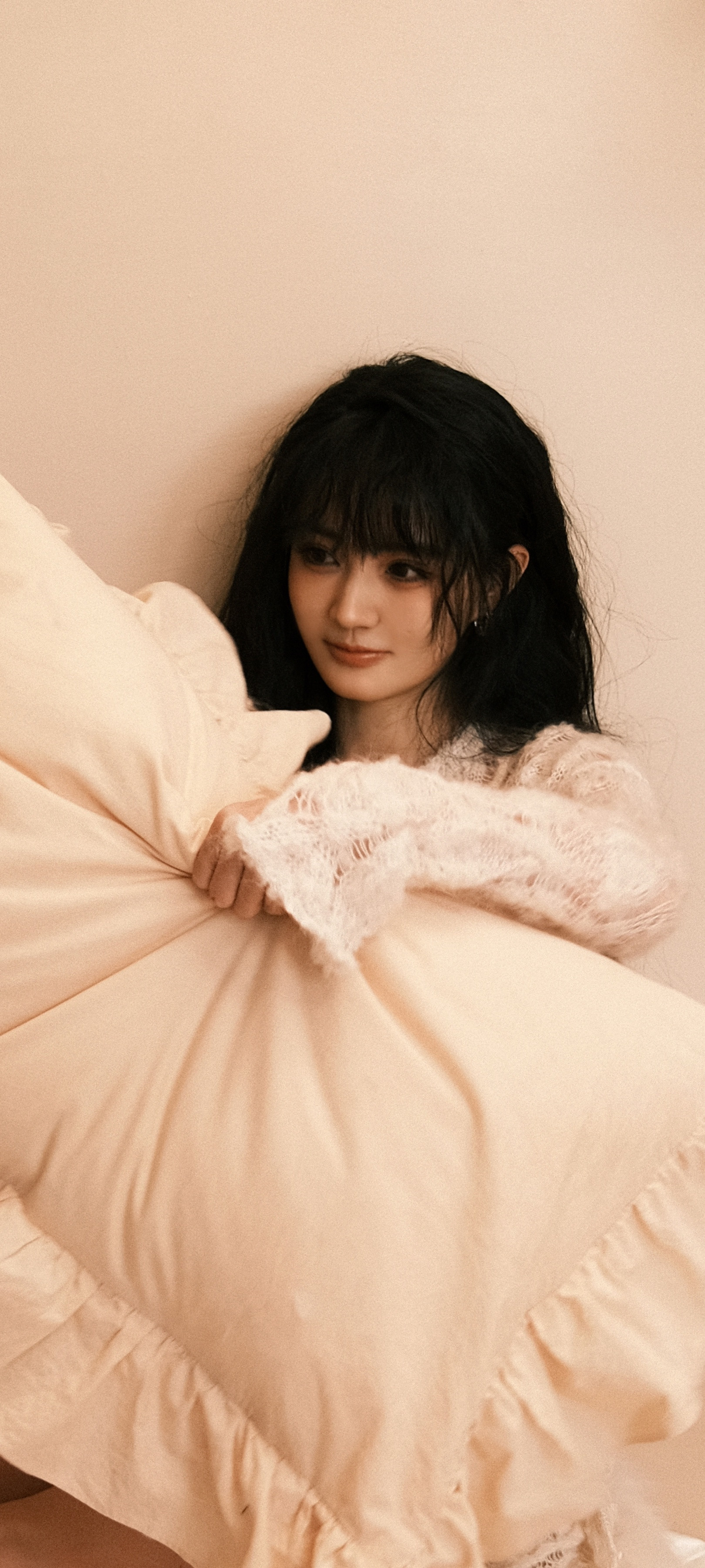 徐璐壁纸：蕾丝白裙美腿妆造精选。徐璐