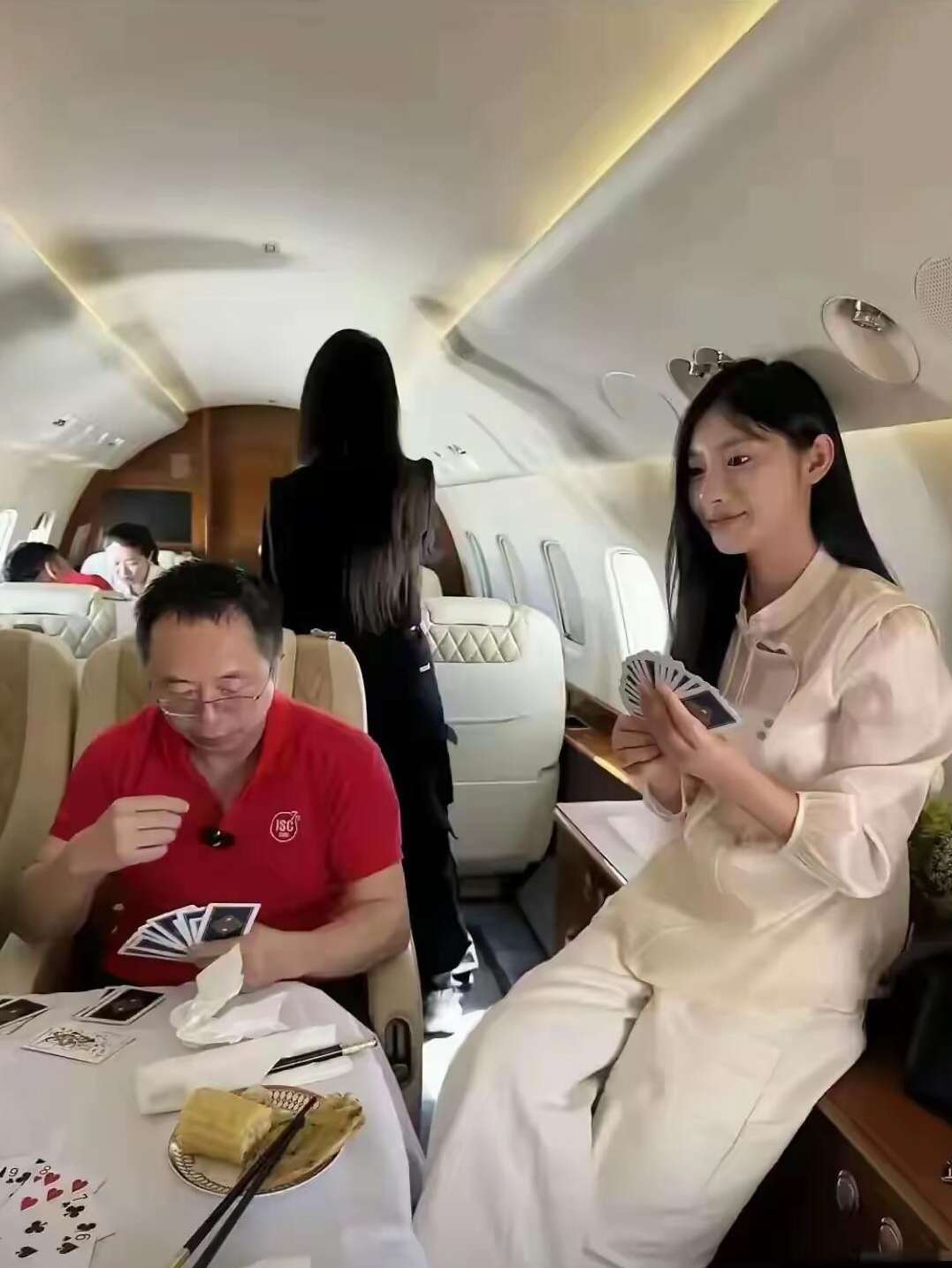 尽管红衣哥看着不太聪明的样子，但架不住人家有钱啊。