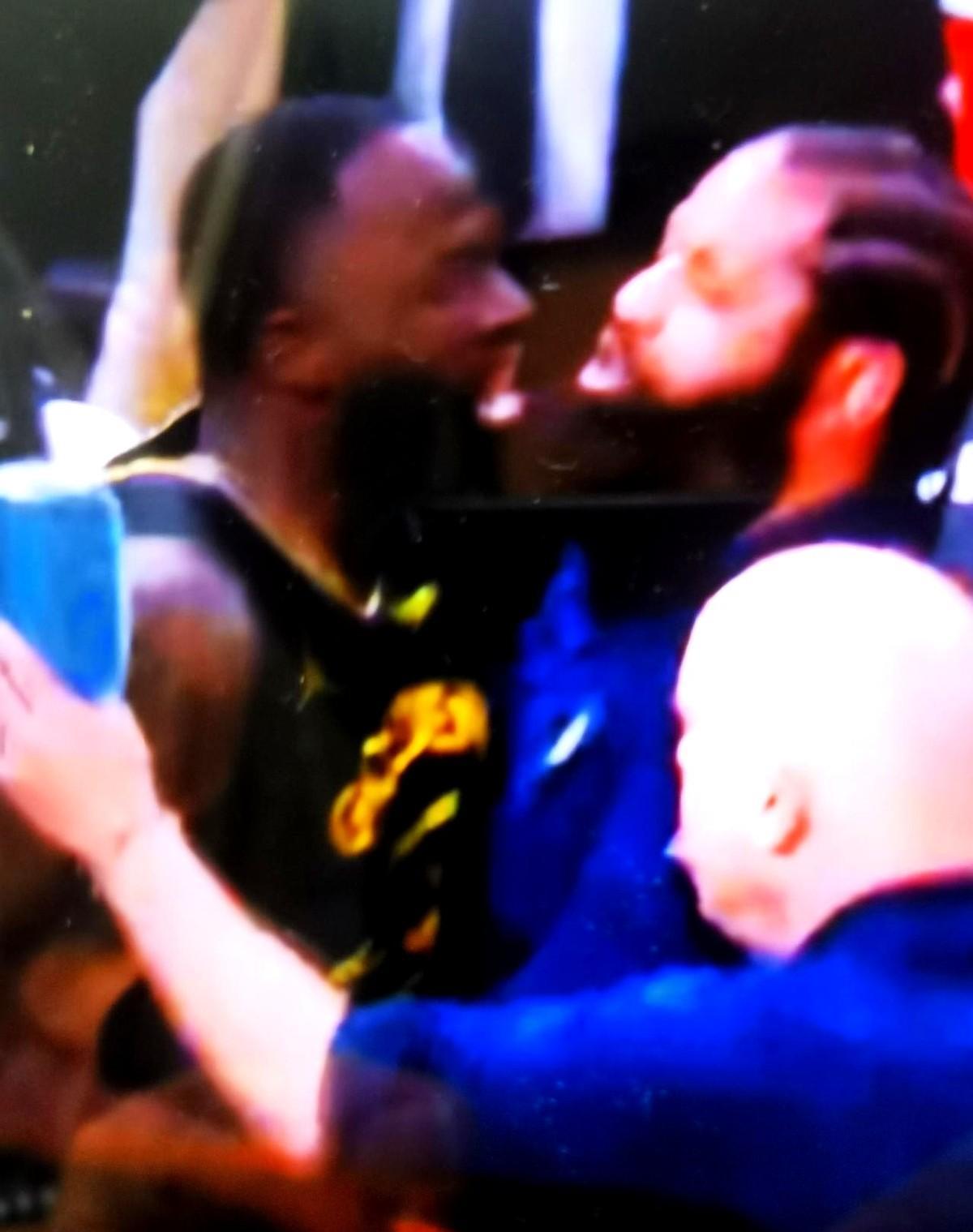 追梦格林那次被驱逐，是勇士队一个公开的秘密。他对着裁判咆哮时，库里在替补席上点