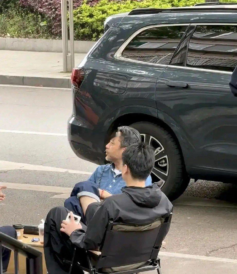 感觉明星比我们普通人还要累！汪涵在咖啡店门口被偶遇，路人镜头下比杨乐乐还苍老，像