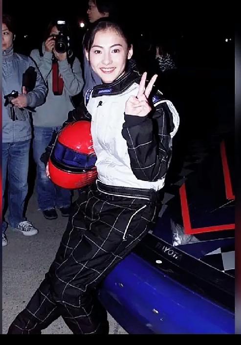 张柏芝2002年做慈善活动时受伤那些照片看起来都美的像电影海报！本来是那么悲伤的