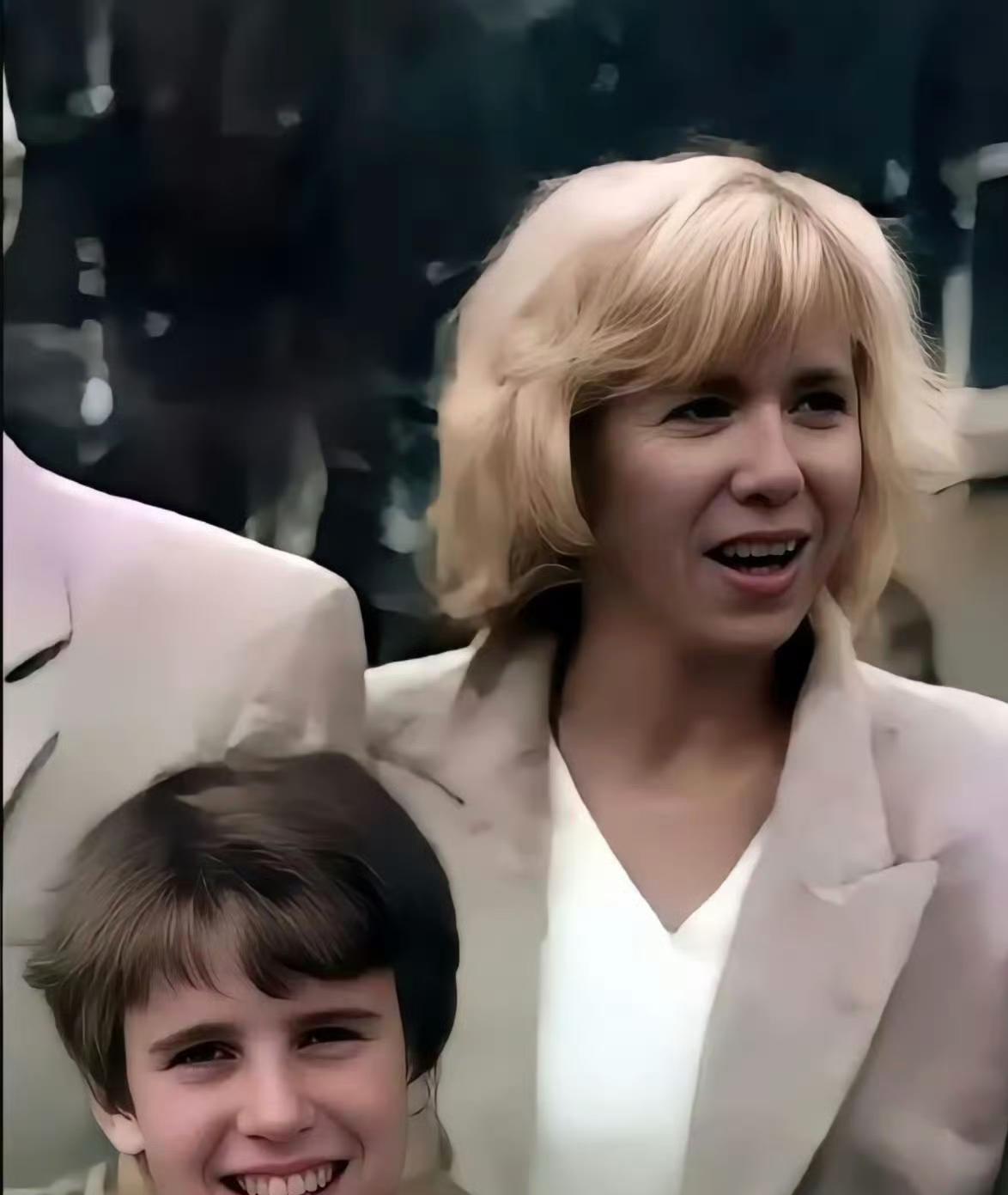 网友A：翻到一张老照片，1993年马克龙才15岁，身边站着的就是他中学的拉丁语老