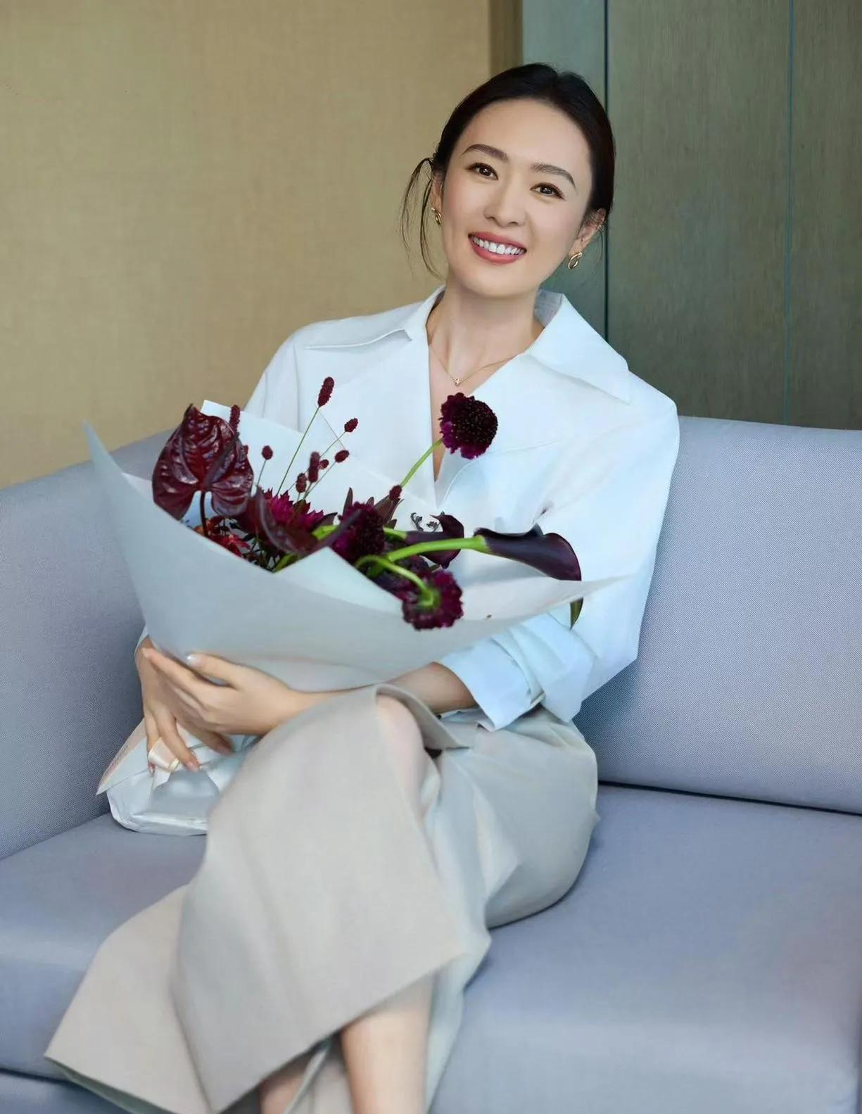 童瑶这状态，是岁月沉淀的温柔✨一件松弛感白衬衫，一条垂坠感开叉裙，她就这么