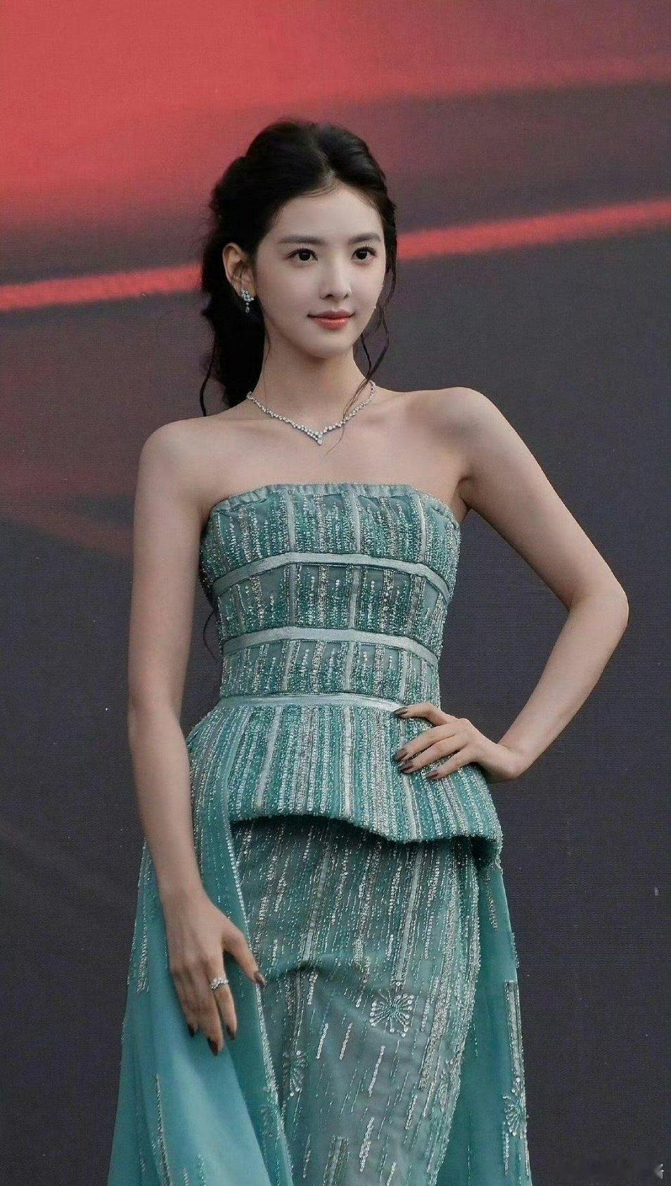 章若楠完全是按照人类的视觉爽点在长的……​​​
