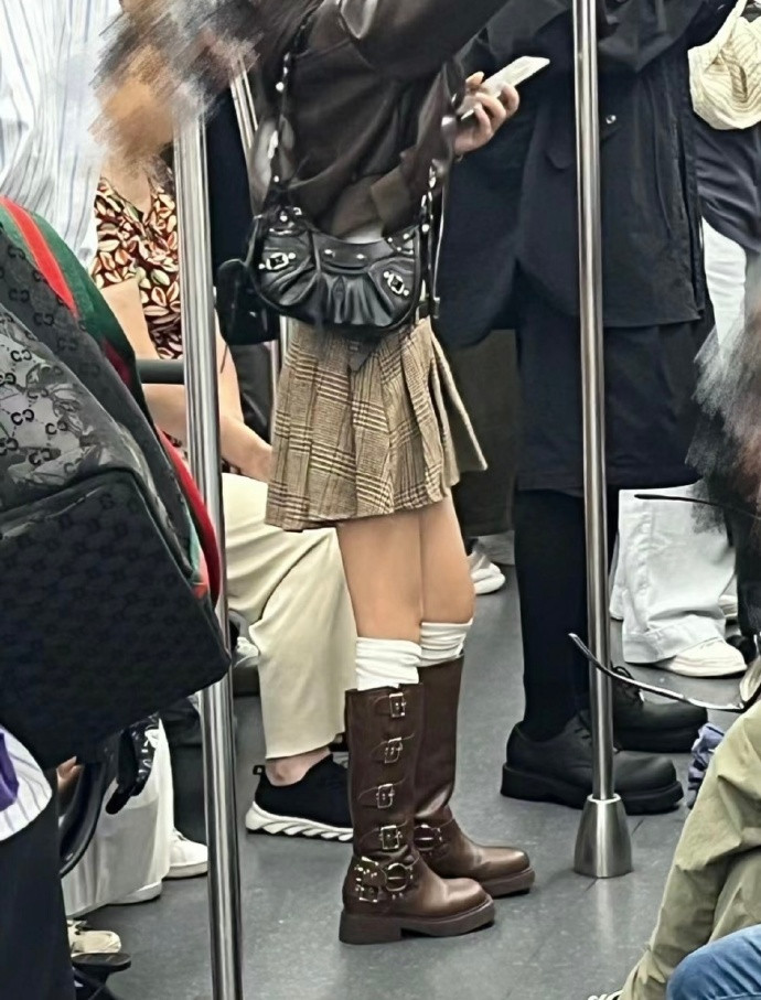 穿香奈儿的不一定有钱，但是穿miumiu的….​​​