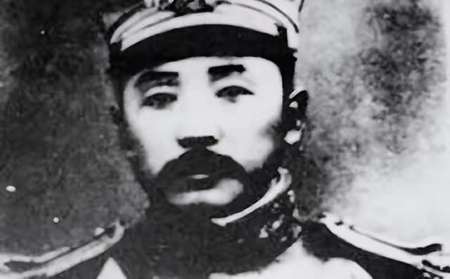 建国前夕清淤中南海：战士深挖16万吨陈年淤泥，从军火与脚镣烂泥中，竟挖出了让铁血