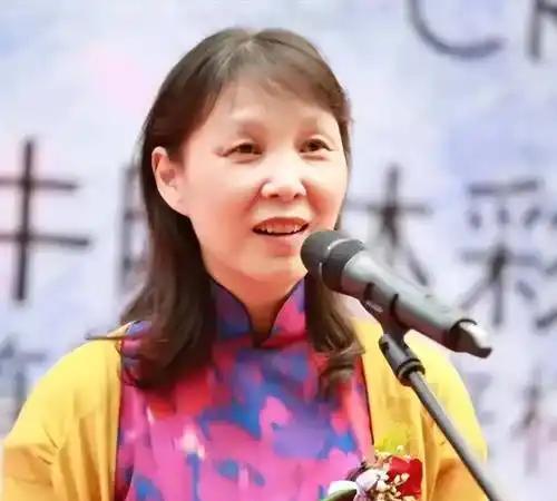 杜建英以堂堂的一个浙大本科生身份，从稳定的国企跳槽到民企，从事一个和自己的专业风