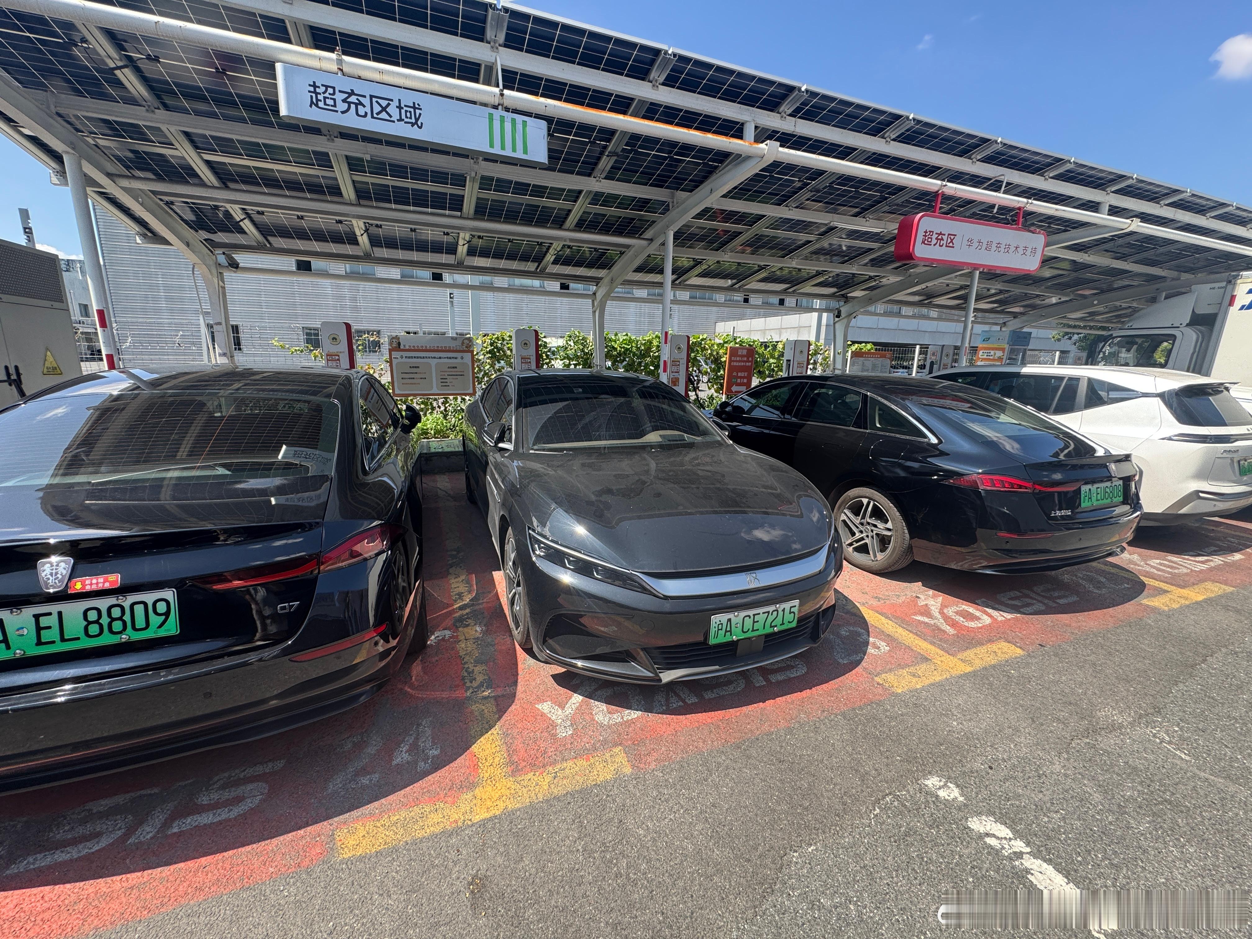 第一次遇到占充电位占这么满的，而且全都没留电话，你们都是这个[点赞][goo