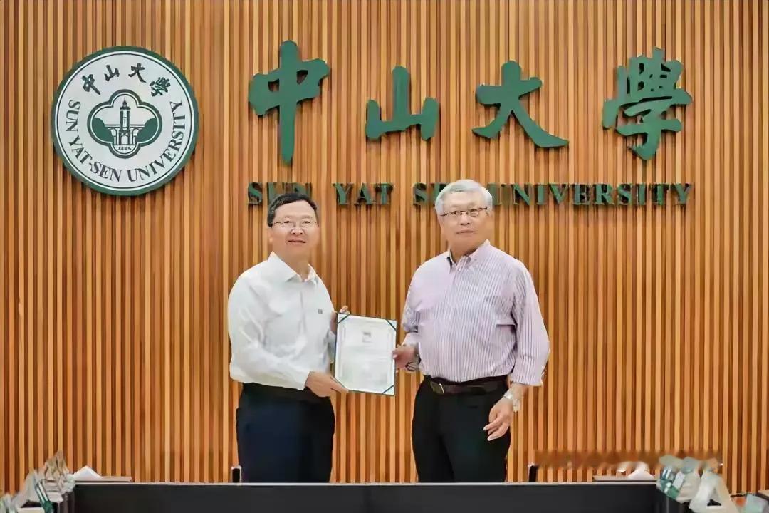 70岁的大数学家张益唐，今年回国加盟中山大学啦！他之前在美国加州大学当终身教授，