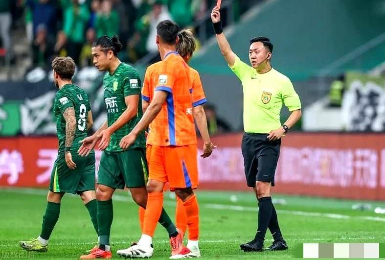 足协没解散,国安可能真的要解散了。董路爆料:“国安心早就散了,都结束了,我觉得