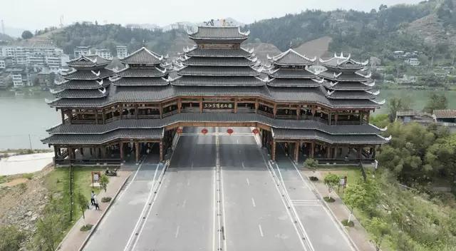 广西低调小城，竟藏着“世界第一”风雨桥，很多人还没去过在广西桂平的群山之间