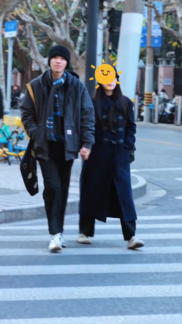 上海街拍UP1月8日投稿的视频疑似拍到了ON带女友压马路。小情侣本来甜甜蜜蜜十