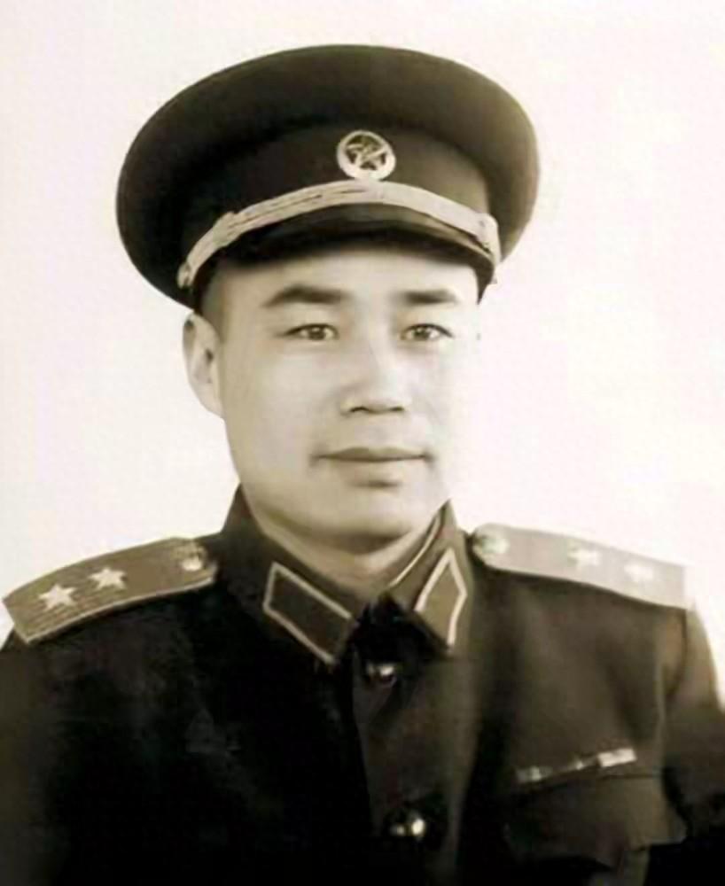 入朝战前最大将帅隔阂：二野两大猛将闹私怨，刘伯承无奈出面调停  1950年