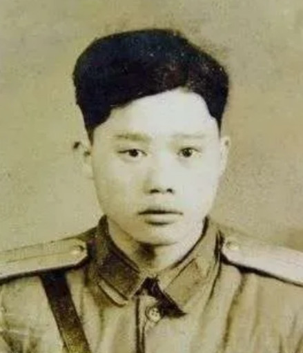 “顽强斗争！”1951年1月28日，志愿军战士潘天炎因为解决生理需要转头钻入草丛