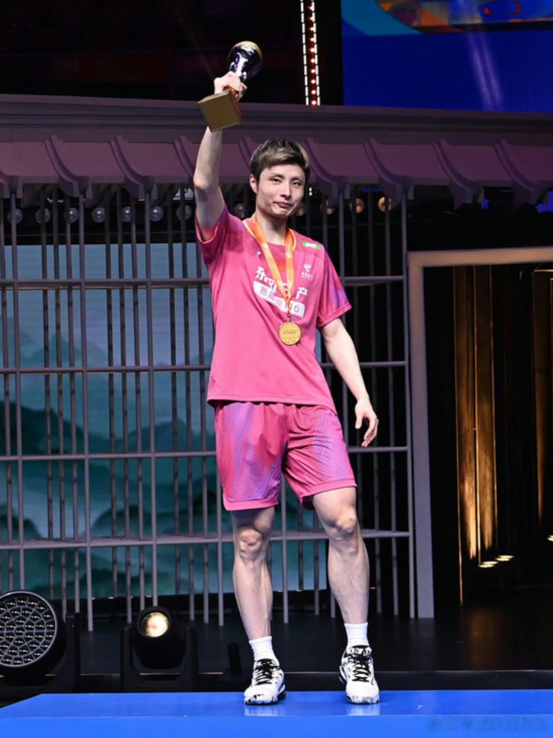 林丹认证石宇奇是超一流选手：亚锦赛夺冠后获传奇盛赞，进攻打法与心理把控获高度评价