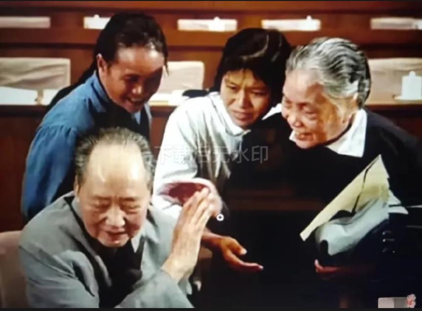毛主席最后一次出席会议结束时，蔡畅大姐依依不舍的和他惜别时的一张珍贵留影