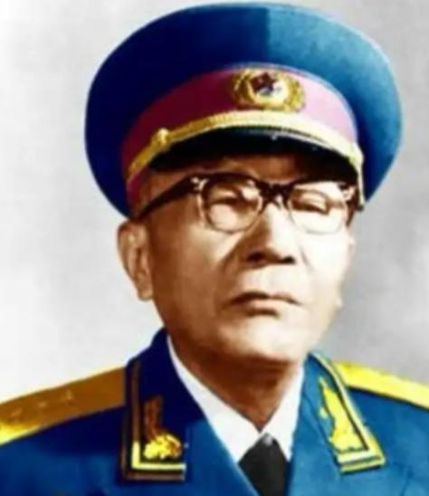 1943年，华中局召开会议，时任新四军7师政委的曾希圣，突然垂头丧气地对3师师长