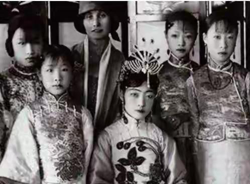 2003年，北京一所养老院，90岁的老太太被一口水饺活活噎死，工作人员收拾遗物时