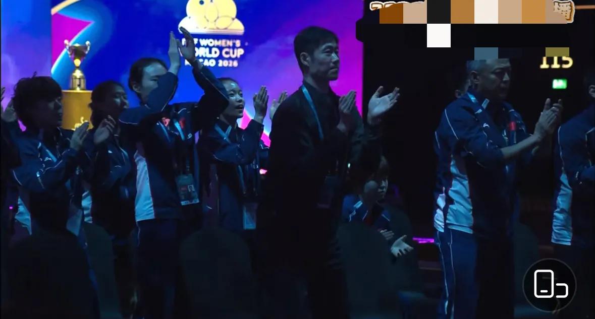 王励勤主席为场上的队员紧张，为他们艰难获胜而动容他体会到了刘国梁主席，秦志戬指