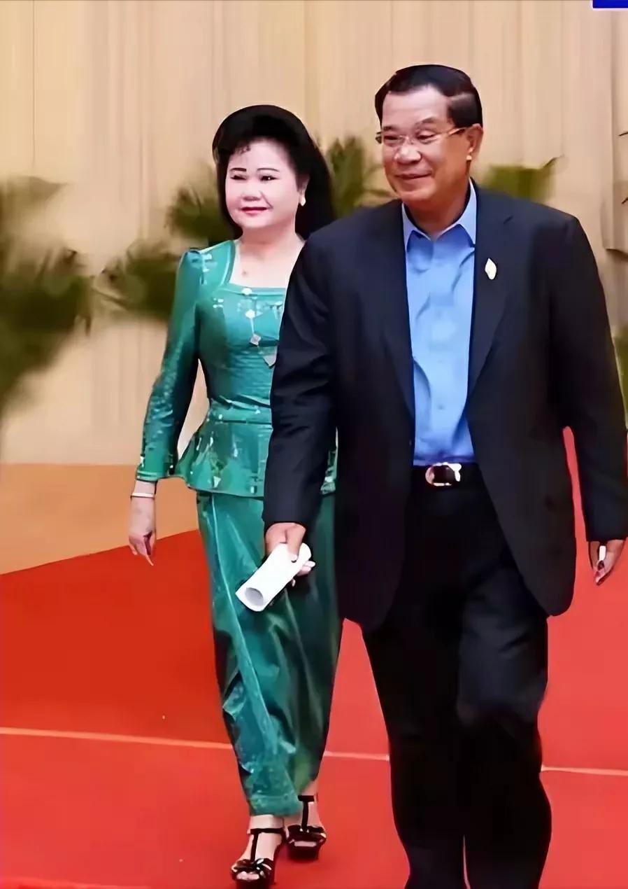 洪森亲王说他是为了柬埔寨百姓而奋斗，但是真正享福的是他的家人。看看他老婆一身珠光