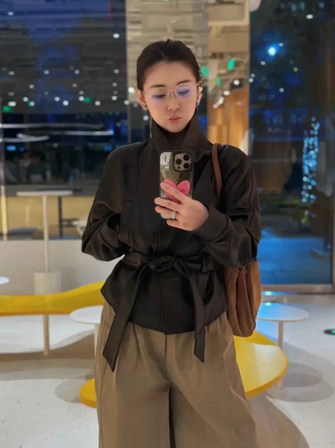 有钱真好！嫁给大连富二代的李小萌，逛街喝咖啡，开的是600万的劳斯莱斯……李小