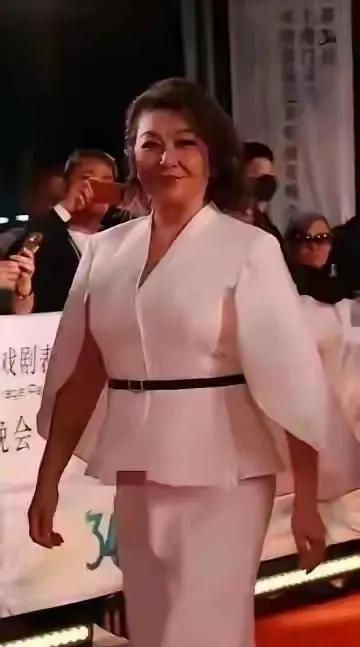 天呐，这还是你们认识的江珊吗？她胖的有点吓人，连白头发和皱纹都是那么明显可见