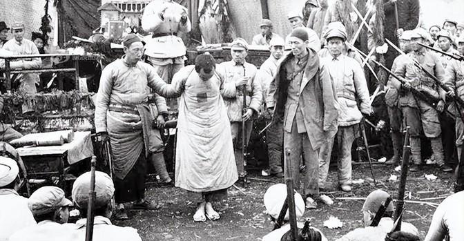 1971年2月，生产标兵周春银正跟工友们休息聊天，突然有人喊他去办公室，谁知刚一