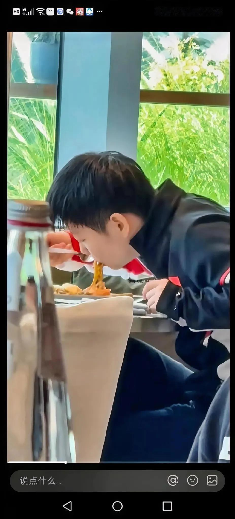被孙颖莎干饭香到了！谁懂啊！刷到莎宝大口炫面的视频，这干饭香直接溢出屏幕?