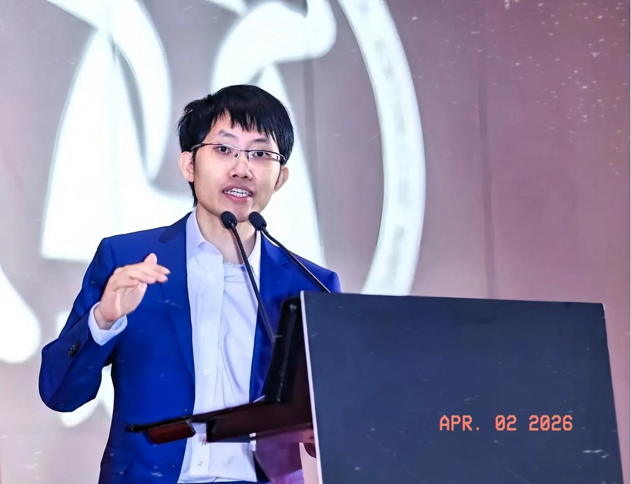 梁文锋这事儿一曝光，我心里反倒踏实多了。以前总觉得炒股亏钱，是自己本事不够、认