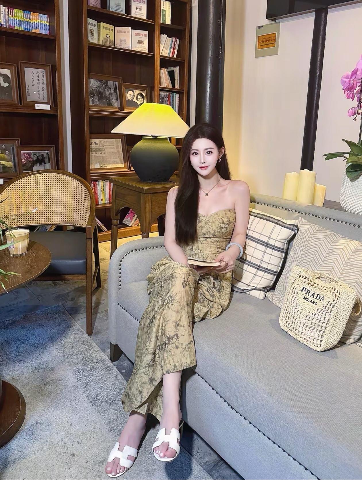 在温馨的书店角落，享受宁静的阅读时光📖✨