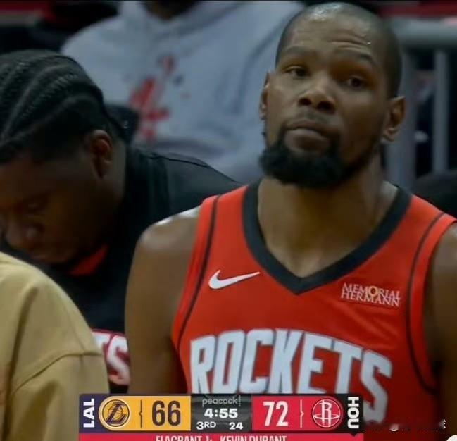 恶意犯规！杜兰特忍不了了！第三节4分55秒，由于一直被湖人队双人包夹，杜兰特