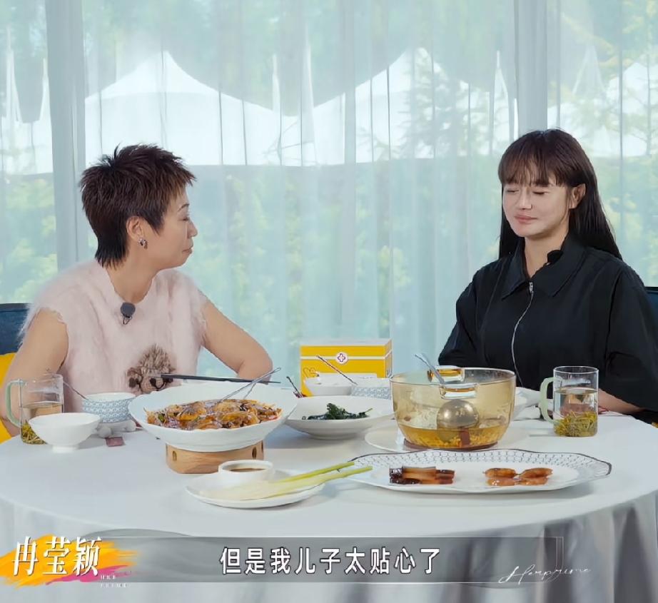 冉莹颖说邹市明打呼噜太大声，没法一起睡他们一家去朋友家玩，有两个房间，儿子就