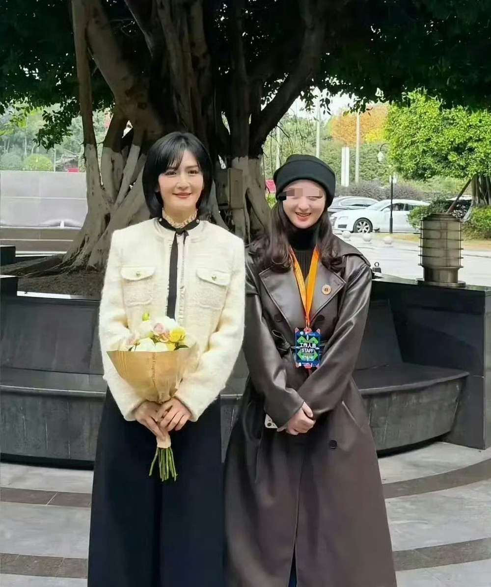 我的妈呀一直以为谢娜很矮，因为脸很小也很瘦，所以一直觉得她160左右，现在看这张
