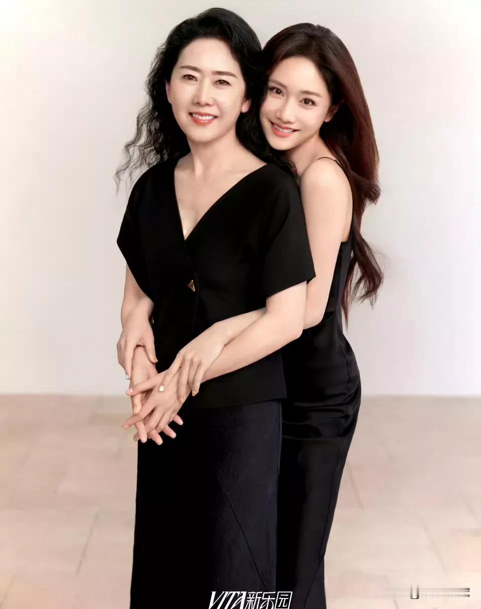刘芸妈妈都65了，这身材状态保养得比赵雅芝还优秀，平时得多自律啊，她比郑钧大9岁