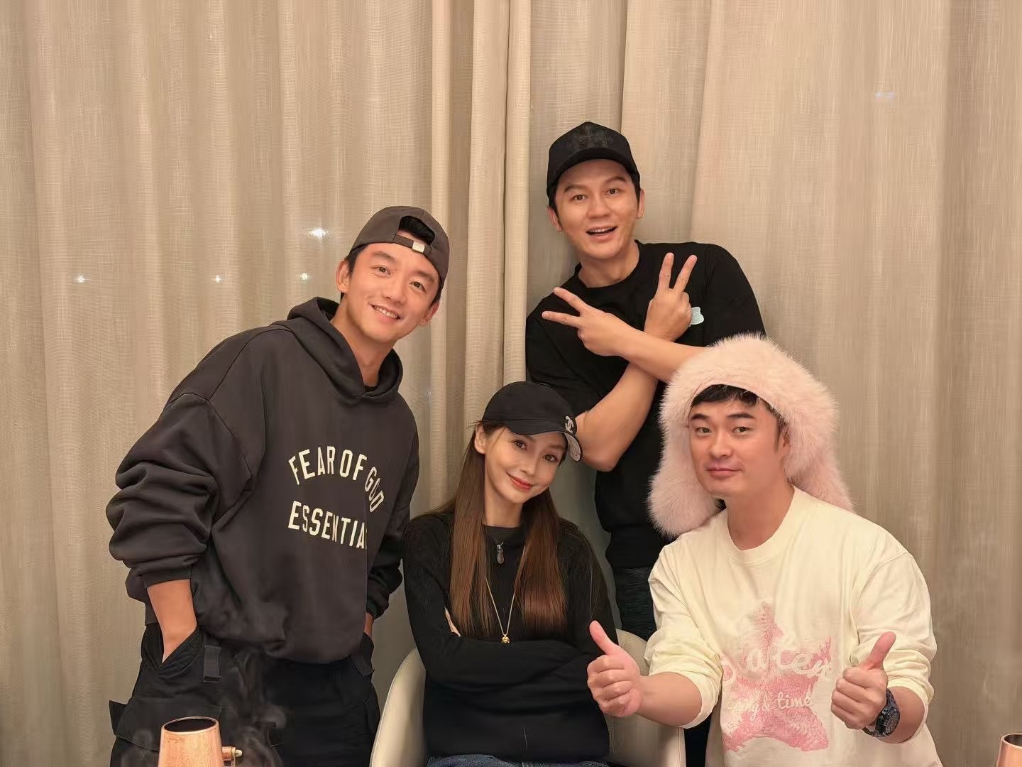 Angelababy郑恺陈赫李晨合影我去😭泪目了无兄弟不奔跑！