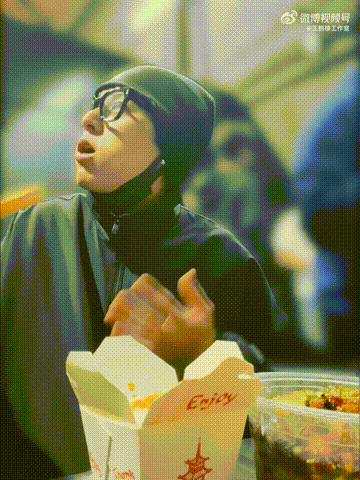 王鹤棣落地美国先炫川菜刚到美国第一件事就是炫川菜，王鹤棣的乐山胃真的焊死了王鹤