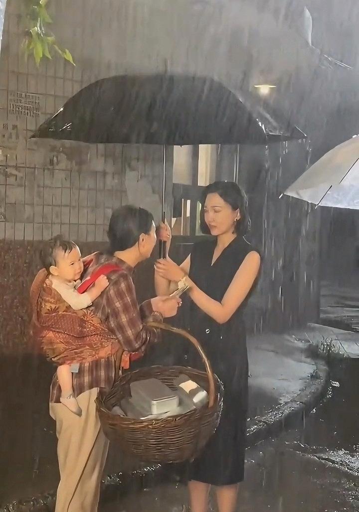 800块片酬让真婴儿淋雨拍戏？这不是艺术，这是缺德！昨夜，演员邢昀的爆料直接