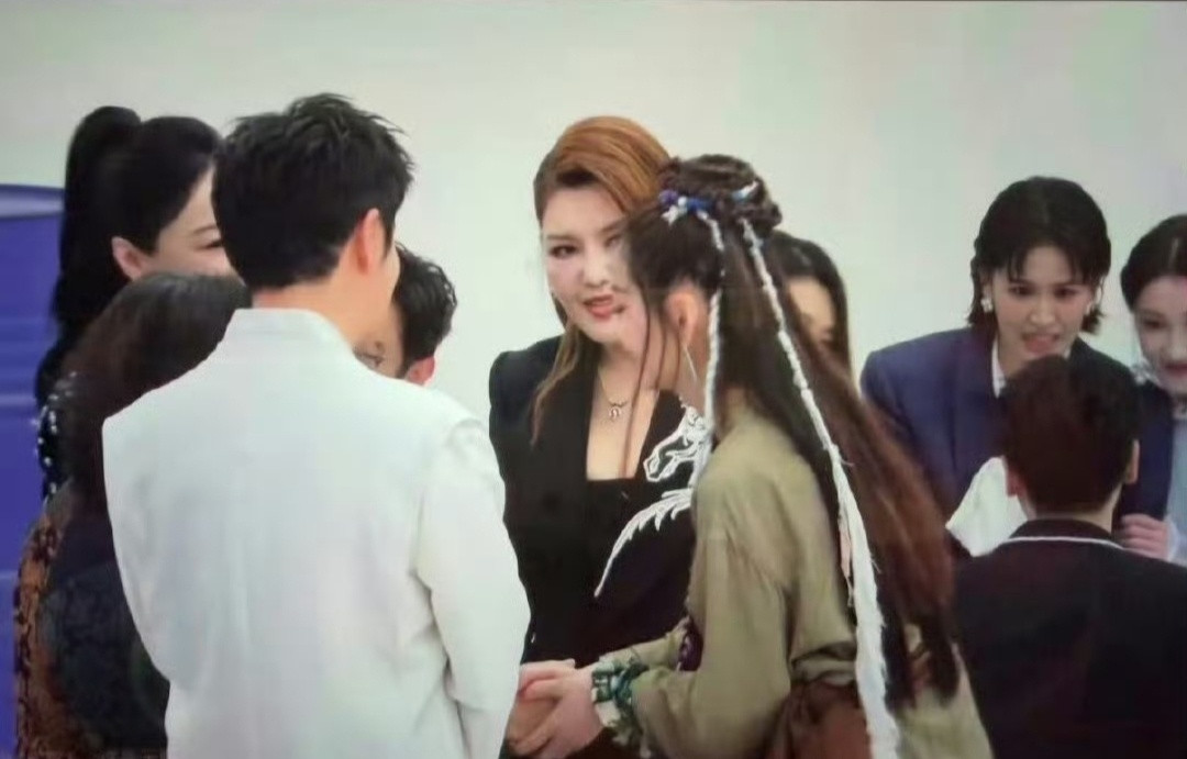 乘风2026《乘风2026》首播直播，谢娜也是忙活坏了。一刀未剪的无脚本直播本