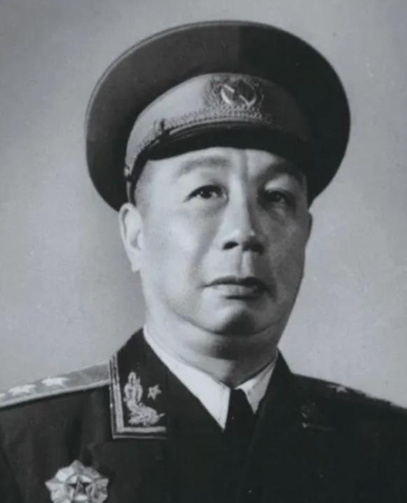1937年，陈士榘抓了一个日军俘虏，谁知路过悬崖时，日军俘虏突然头撞向他腹部，一