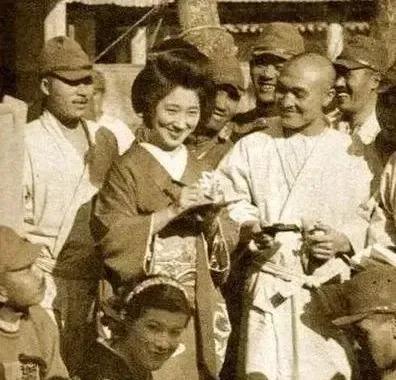 1942年，为了救出情报员，新四军决定抓日军队长的老婆来交换。当时湖北应城的