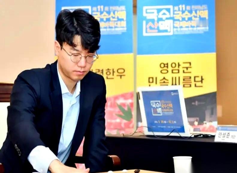 农心杯第二局的棋盘上，中国世冠杨鼎新稳稳坐在守擂者的位置上。他的对面，是上来拼命